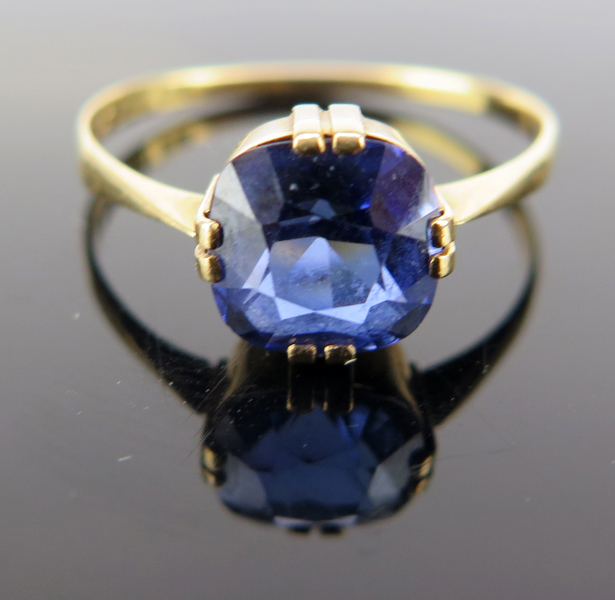 Ring, 18 karat rödguld med blå spinell(?), stämplad Johan Petterssons Eftr Stockholm 1940, innerdiameter 17 mm, vikt 1,6 gram