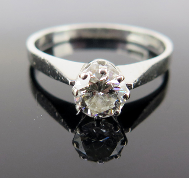 Ring, 18 karat vitguld med 1 briljantslipad diamant om 0,66 carat enligt gravyr, VVS2 , Top Wesselton, stämplad Garantidiamanter AAB Österskär 1977, innerdiameter 17 mm, vikt 2,9 gram, 