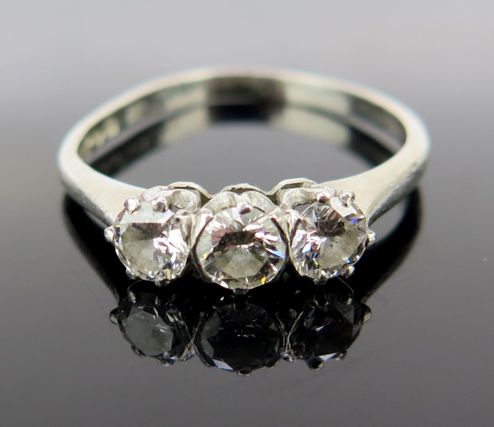 Ring, 18 karat vitguld med 3 briljantslipade diamanter om totalt 0,58 carat enligt gravyr, stämplad C G Hallberg Stockholm 1958, innerdiameter 17 mm (bucklig skena), vikt 2,6 gr