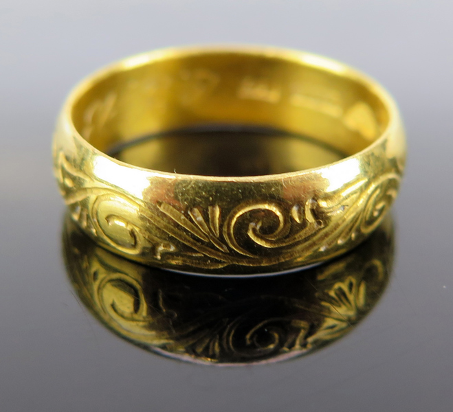 Ring, 23 karat rödguld, graverad akantusdekor, otydliga svenska stämplar 1921,  vikt 5,6 gram, 