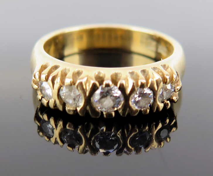 Ring, 18 karat rödguld med 5 doserande, briljantslipade diamanter, stämplad Sten Eklund Stockholm 2004, innerdiameter 16 mm, vikt 6,7 gram