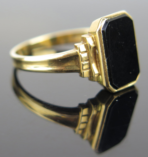 Klackring, 18 karat rödguld med onyx, stämplad Ceson Göteborg, innerdiamater 21 mm, vikt 6,1 gram