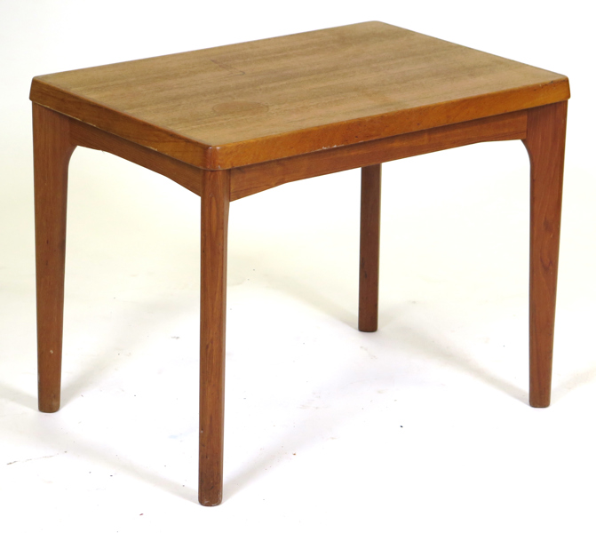 Kjaernulf, Henning för Vejle, soffbord, teak, stämpelsignerat, l 65 cm