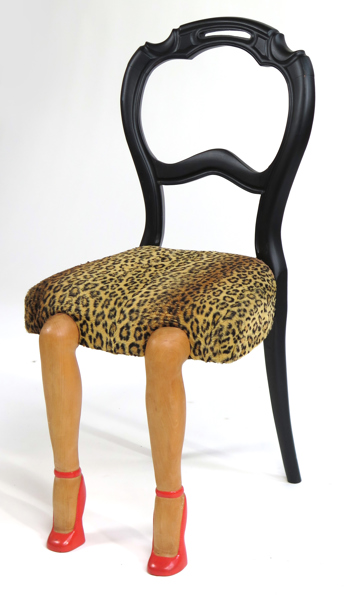 Lövgren, Gerd, egen ateljé, Sommen, stol, skuret och delvis bemålat trä, framben i form av skulpterade kvinnoben, sits i leopardmönstrat tyg, etikettmärkt_26669a_8db215d8c6e74c3_lg.jpeg