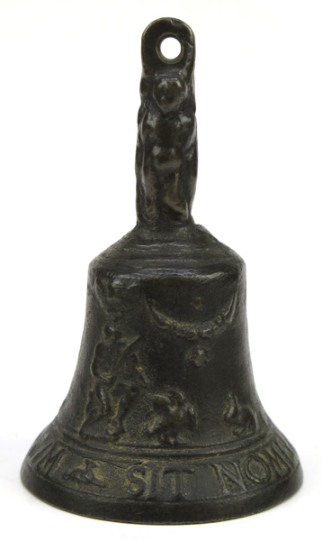 Handklocka, patinerad brons, så kallad Bell of Mechelen (Malines), Flandern, barock, 1500-tal, dekor av mytologiska motiv samt latinsk devis “Sit nomen Domini benedictum”, h 12 cm, kläpp saknas_26784a_8db26dadcb2d117_lg.jpeg