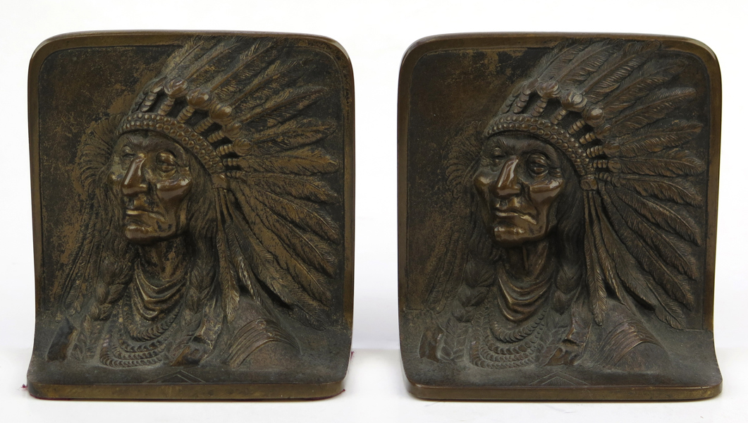 Okänd amerikansk konstnär, sekelskiftet 1900, bokstöd, 1 par, patinerad brons, reliefdekor av indianhövdingar, h 11 cm_26786a_8db26d83b672e81_lg.jpeg
