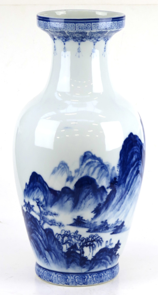 Golvvas, porslin, Kina, 1900-talets 2 hälft, blå underglasyrdekor av flodlandskap, , h 41 cm_26925a_lg.jpeg