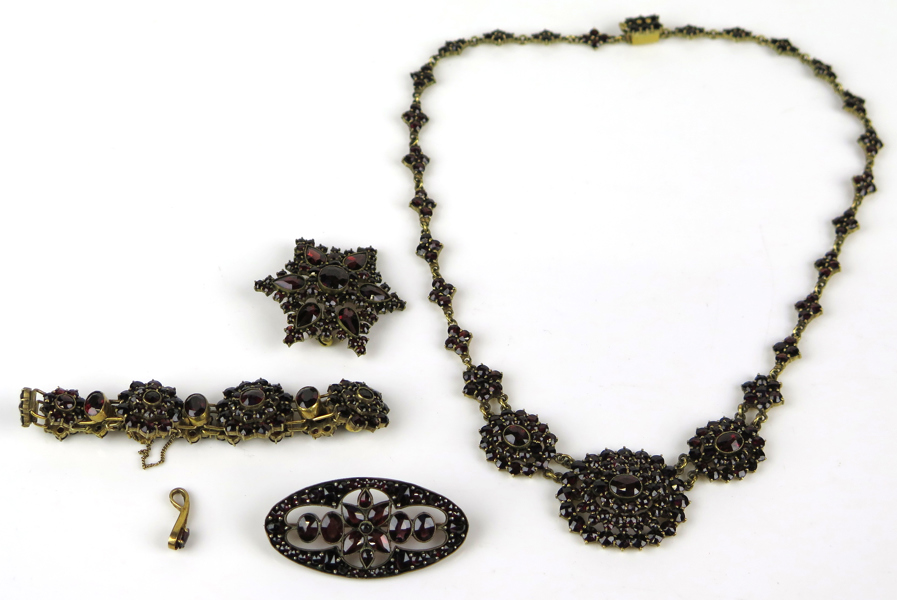 Smyckegarnityr, 5 delar, förgylld mässing med böhmiska granater,; 2 brocher, collier, armband samt hängsmycke_27161a_8db2a2d919ffa4e_lg.jpeg