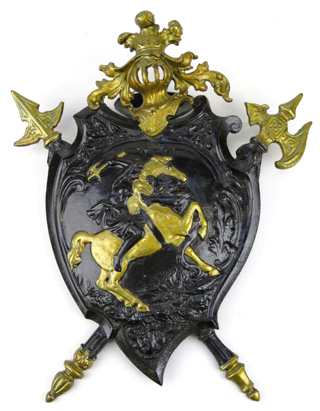 Vapensköld, lackerat och bronserat gjutjärn, 1800-talets 2 hälft, dekor av stridande amazon till häst, h 40 cm_27164a_8db2abc295809d5_lg.jpeg