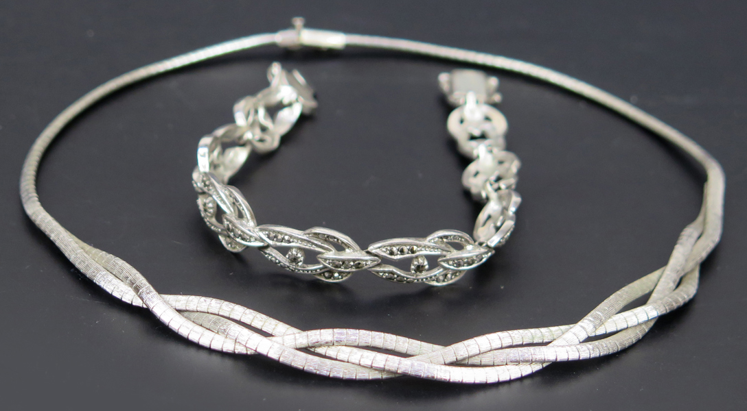 2 delar silver, halsband samt armlänk, denna med markasiter, längd 40 resp 19 cm_27194a_8db2ac6f1c11d8c_lg.jpeg