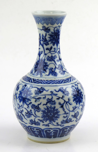 Vas, porslin, Kina, 1900-tal, blå underglasyrdekor av växter, botten med Kangxis sexkaraktärsmärke, h 22 cm_27214a_8db2ae16e8b8a63_lg.jpeg