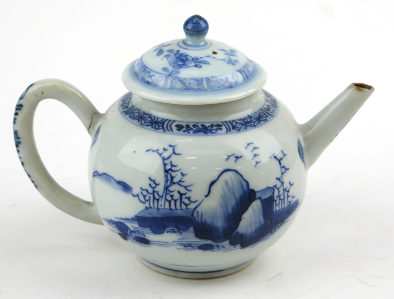 Thekanna, porslin, Kina, 18-1900-tal, blå underglasyrdekor, l 15 cm, tillverkningsspricka i handtag_27216a_8db2ae1c14b3ade_lg.jpeg
