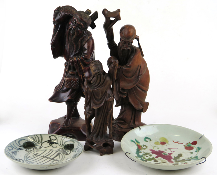 5 delar konsthantverk, Kina, 1900-tal, 3 skulpturer hardwood samt 2 assietter porslin_27240a_8db2af45192faeb_lg.jpeg