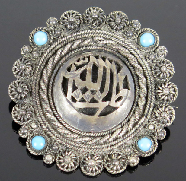 Brosch, 900/1000 silver med cabochonslipade turkoser, islamiskt kulturområde, kalligrafisk text "Allah Akbar", dia 4 cm_27279a_8db2bafddac3210_lg.jpeg