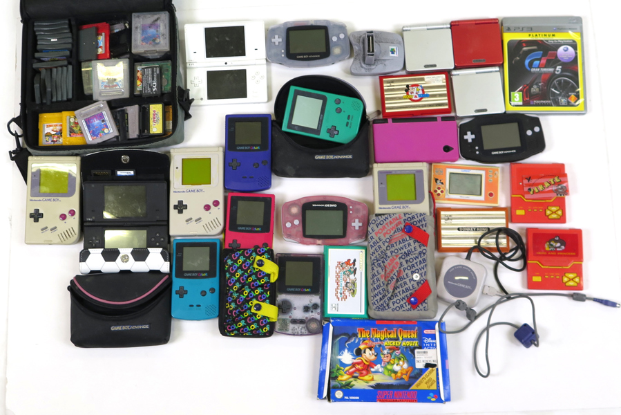 Parti handhållna spelkonsoler, b.la. Nintendo Game & Watch, GameBoy, GameBoy Color, GameBoy Advance, Nintendo DS. medf diverse spel. Ej funktionstestade