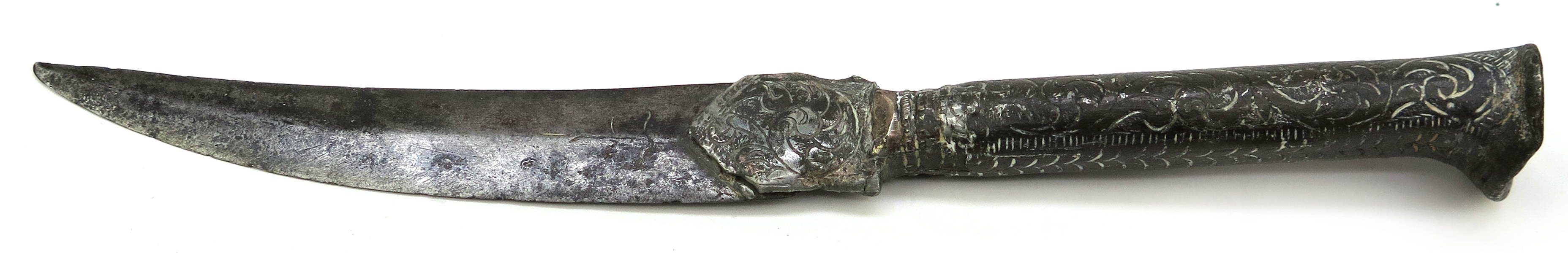 Kniv, stål med silverdekor, så kallad Bichaq, Balkan, 17-1800-tal, klinga med svårtydd inskription, l 23 cm, skador_27310a_8db3ce2e9ea3c44_lg.jpeg