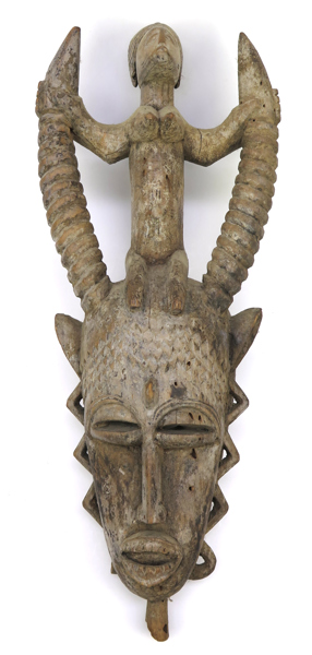 Mask, skuret trä, så kallad Kpelie, Senufo, Elfenbernskusten, 1900-talets 1 hälft eller mitt, dekor av anmodersfigur, h 52 cm