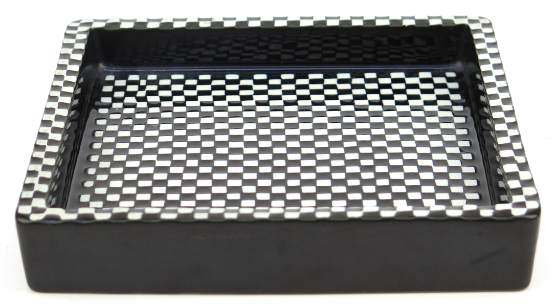 Lindberg, Stig för Gustafsberg, askfat stengods 'Domino' dekor i svart och vitt, ritat till Hemutställningen 1955 i Helsingborg (H55), 20 x 20 cm, litt: Eronn s 174, någon smärre nagg_27393a_8db3f458f79b57b_lg.jpeg