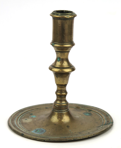 Ljusstake, mässing, barock, 16-1700-tal, balusterformad på låg fotplatta, h 11 cm, bristning