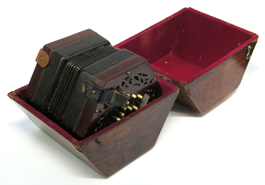 Concertina i låda, sekelskiftet 1900