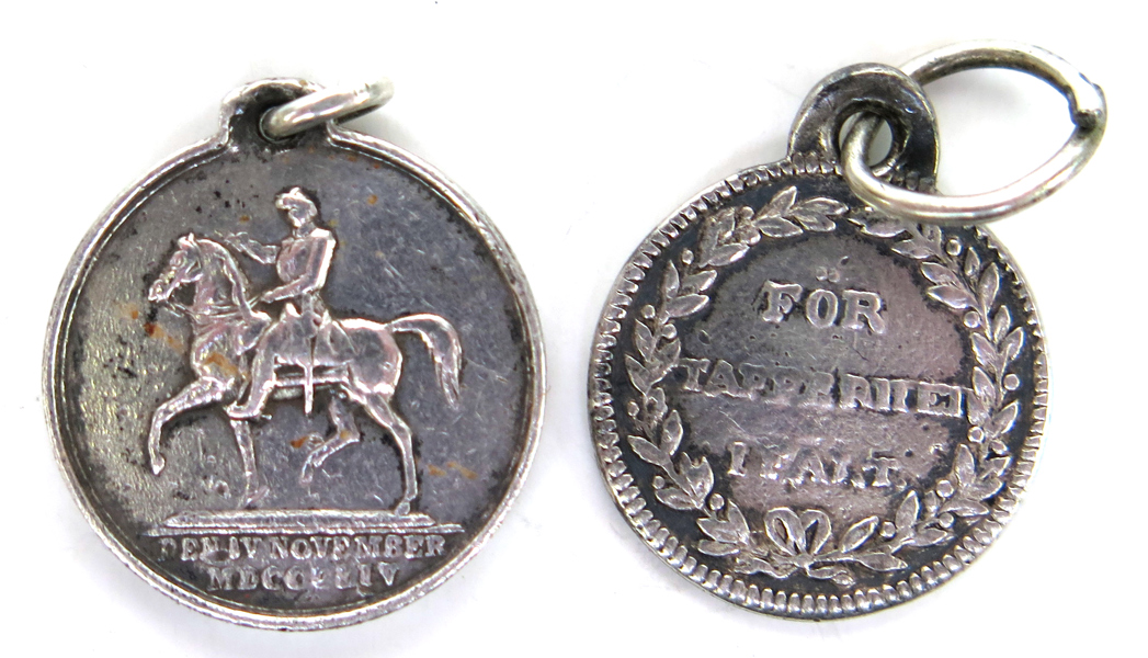 Medaljminiatyrer, 2 st, Medaljen för Tapperhet i Fält M/1809 samt Karl Johansmedaljen av 1854, förstnämnda utdelad under Napoleonkrigen 