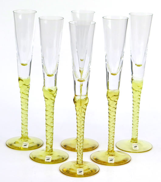 Sinnemark, Rolf för Älghult, snapsglas, 6 st, klarglas med vriden, gul fot, "Twist", etikettsignerade, h 22 cm_27450a_8db4187d8665e53_lg.jpeg