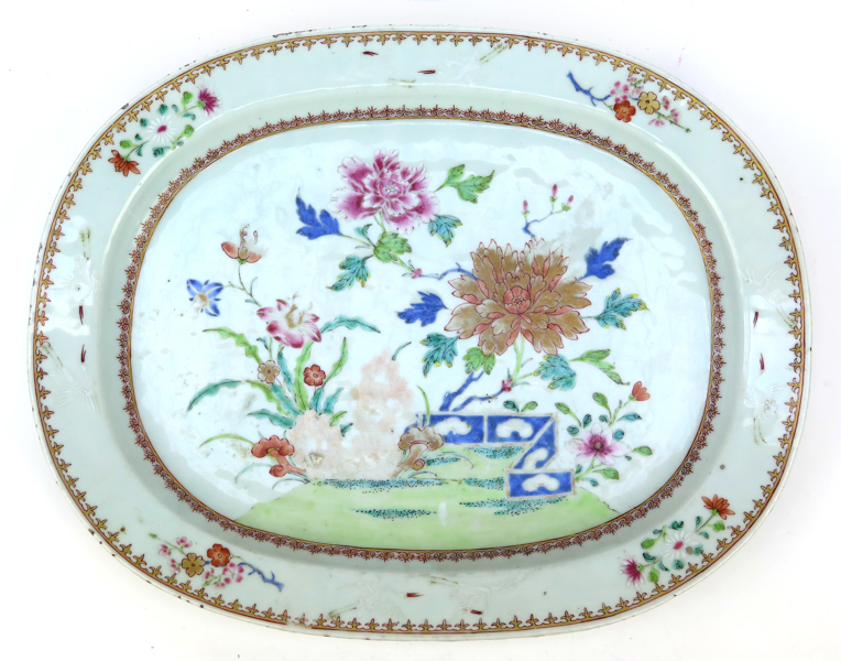 Stekfat, porslin, Kina Qianlong (1736-95), dekor i famille-rose-färger, längd 40 cm_27468b_8db41a70244d712_lg.jpeg