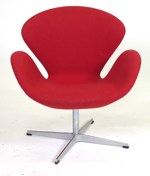 Okänd designer, snurrfåtölj, röd textilklädsel på metallfot, modell snarlik Arne Jacobsens "Svanen", modern tillverkning_27515a_lg.jpeg
