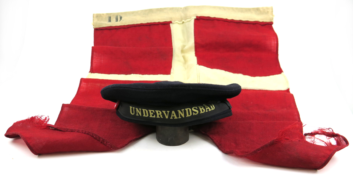 Mössa för matros vid U-båt samt U-båtsflagga, Danmark 1930-40-tal, medföljer Yachtflagga och 3 signalflaggor_27644a_8db44d71216c2a1_lg.jpeg