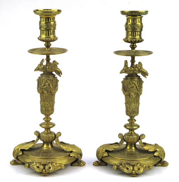 Ljusstakar, 1 par, förgylld brons, Ny-Louis-XVI, Frankrike, 1800-talets 2 hälft, dekor av akantus, turturduvor, medaljonger mm, 1 märkt 597, h 29 cm_27668a_lg.jpeg