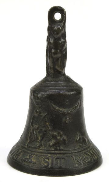 Handklocka, patinerad brons, så kallad Bell of Mechelen (Malines), Flandern, barock, 1500-tal, dekor av mytologiska motiv samt latinsk devis “Sit nomen Domini benedictum”, h 12 cm, kläpp saknas