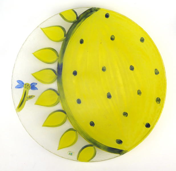 Watz, Birgitta för Lindshammar, fat, bemålat glas, dekor av solros, signeradt, diameter 41 cm_27692a_lg.jpeg