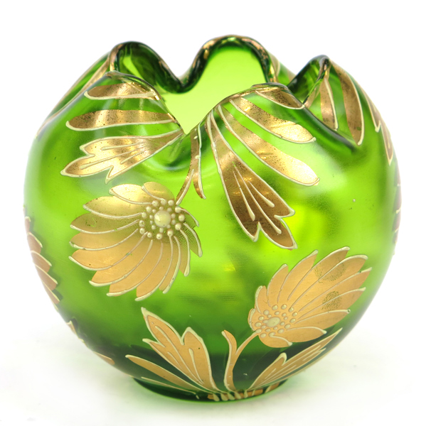 Okänd designer, möjligen Carl Goldberg, vas, grön glasmassa, art-déco, 1920-tal, så kallad rose bowl, stiliserad, förgylld blomdekor, numrerad, h 10 cm_27695a_8db456fd8aad089_lg.jpeg