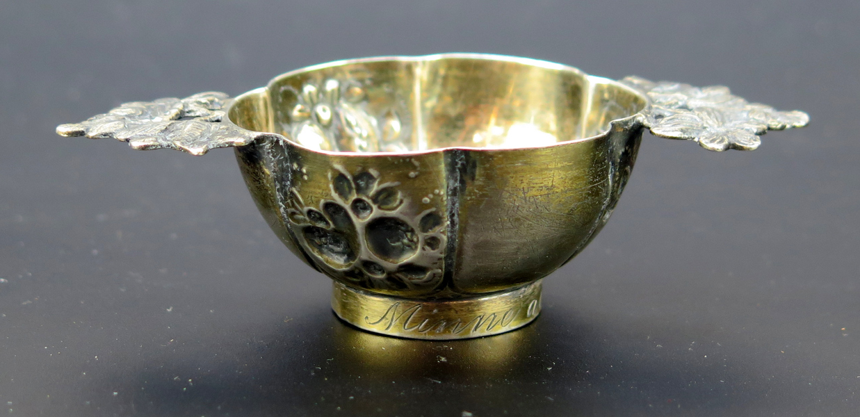 Miniatyrkåsa, silver, barockstil, dekor av växtlighet, oidentifierad stämpel, möjligen J D Schleissner & Söhne Hanau, sekelskiftet 1900, svensk importstämpel före 1912, l 9 cm, vikt 25 gram_27709a_lg.jpeg