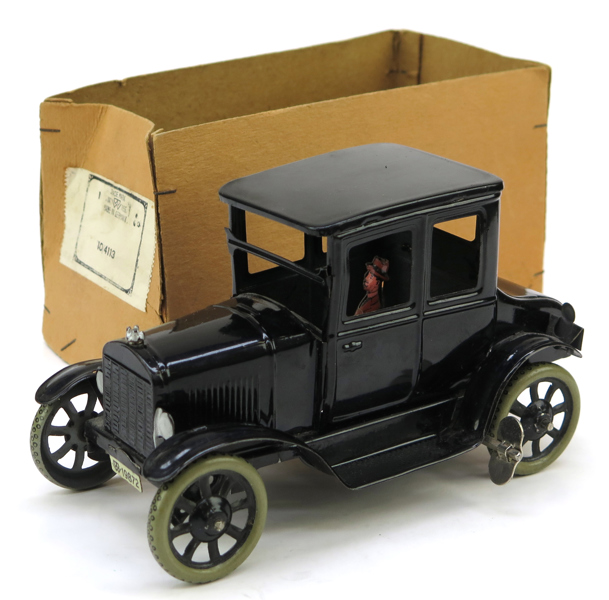 Leksaksbil, bemålad och litograferad plåt, T-Ford Coupé,  Gebrüder Bing, Nürnberg omkring 1920, l 17 cm, kartong medföljer, sprint till reservhjul saknas_27716a_8db458589d04f48_lg.jpeg