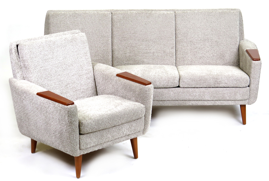 Okänd designer, 1950-tal, soffa samt fåtölj, helstoppad, grå teddyklädsel, armlän i teak, soffa l 180 cm, framstår i nyskick_27764a_8db45a4101e2b59_lg.jpeg