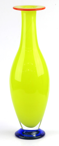 Lagerbielke, Erika för Orrefors, vas, guld glasmassa med orange mynning på blå fot, "Solo", design 1994, etikettmärkt, h 33 cm_27766a_8db45a43ca7e537_lg.jpeg