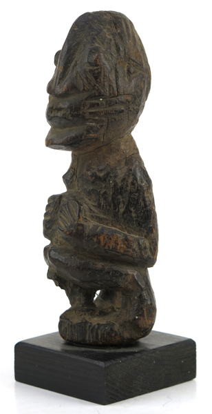 Skulptur/fetish, skuret trä, Västafrika, 1900-tal, stående figur, h exklusive senare sockel 17 cm