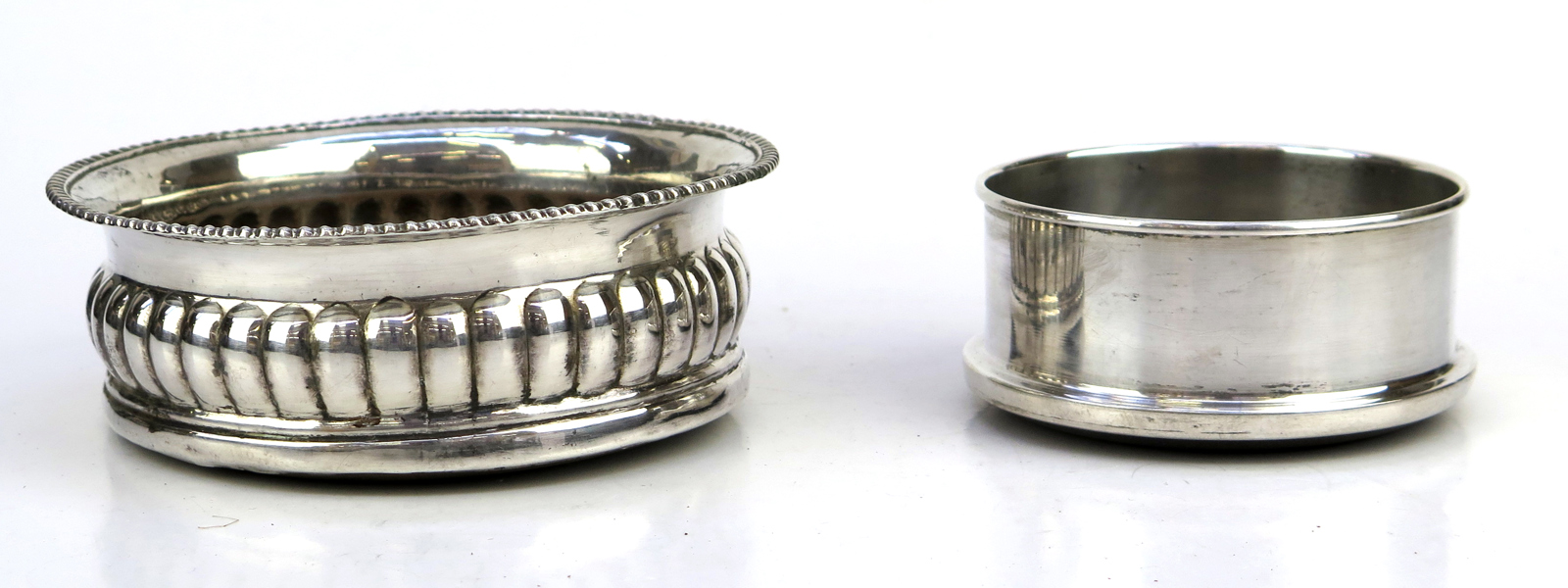 Coasters, 2 st, nysilver och trä, 18-1900-tal, dia 9 respektive 14 cm