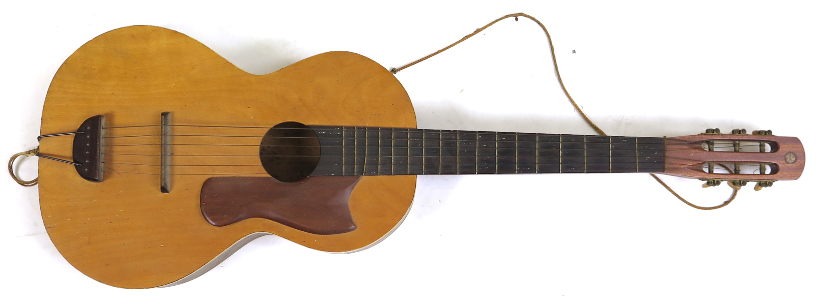 Akustisk gitarr, 1900-talets mitt, otydligt märkt (Holland?)_28060a_8db4743abb2979e_lg.jpeg