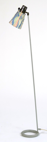 Bergström, Hans för Ateljé Lyktan, golvlampa, lackerad metall, modell 560, höjd, 117 cm, skärm sannolikt med dekor av Stig Lindberg_28346a_8db5a95f7907d64_lg.jpeg