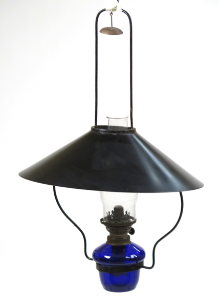 Takfotogenlampa, svartlackerad metall, 1900-talets 1 hälft, oljehus i blått glas, h 70 cm_28571a_8db5ac73884408f_lg.jpeg
