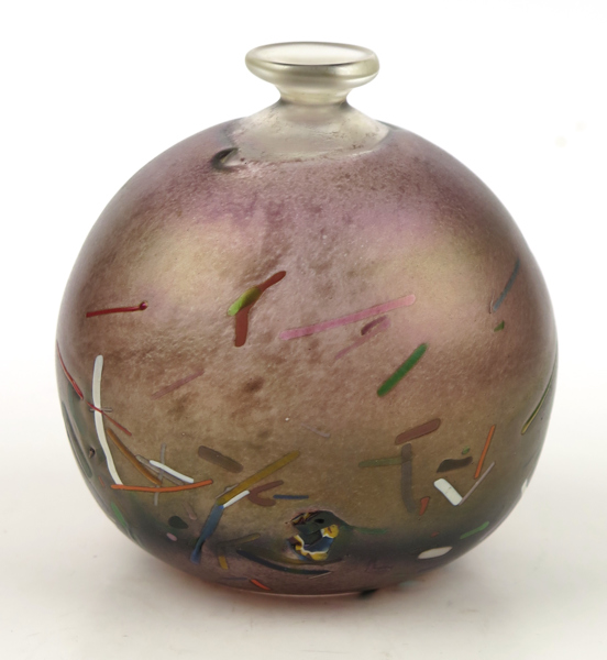 Vallien, Bertil för Boda Artist Collection, vas, glas, dekor av polykroma linjer mot violettiriserande fond, signerad, h 11 cm_28604a_8db5ad3718a5c48_lg.jpeg
