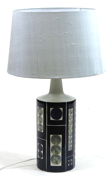 Kofoed, Ingelise för Royal Copenhagen/Fogh & Mörup, bordslampa, fajans, modell Royal 7 Tenera/E7167, design 1967, avbildad i katalogen, h inklusive skärm 69 cm_28623a_lg.jpeg