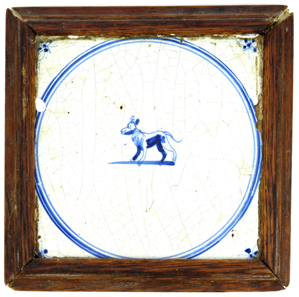 Kakelplatta, fajans, möjligen Store Kongensgade, 1700-tal, dekor av hund i koboltblått, mått inklusive ekram 16 x 16 cm_28775a_lg.jpeg