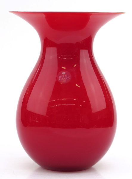 Svarrer, Peter för Holmegaard, vas, vit glasmassa med röd överfångsdekor, "Shape", design 2004, etsad signatur och etikettsignerad, h 21 cm_28832a_lg.jpeg