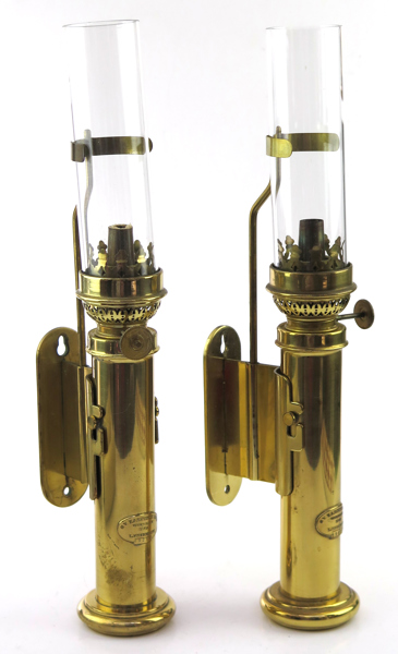 Vägg/skeppsfotogenlampor, 1 par, mässing med glaskupor, G V Harnisch Köpenhamn, 1900-talets 2 hälft_28838a_lg.jpeg
