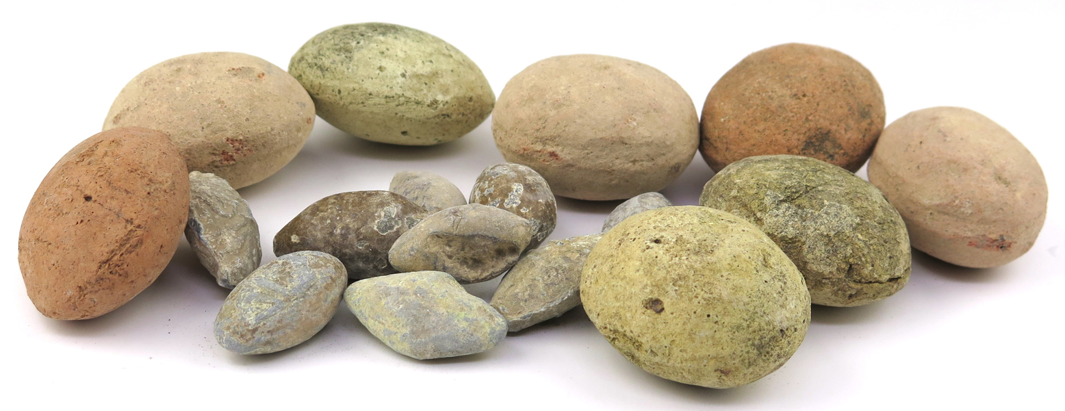 Slungstenar, 9 + 8 st, bly respektive sten, romersk-etruskiska, antagligen 500-300 f Kr, blystenarna delvis med gjuten dekor, l 3 - 5 cm_28864a_lg.jpeg