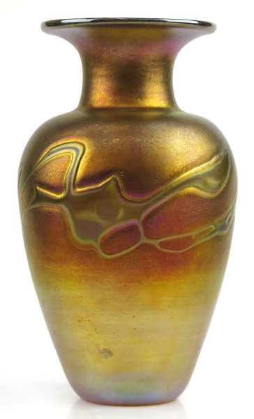 Okänd designer i Louis Comfort Tiffanys art, vas, lysterglaserat glas, reliefdekor, h 18 cm_28869a_lg.jpeg