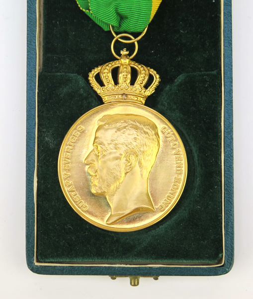 Medalj, 23 k rödguld (kronan i 18 k), Kungliga Patriotiska sällskapets stora belöningsmedalj i guld (PatrSstGM) av 1:a (=11:e) storleken, Gustav V 1941, total guldvikt cirka 46,5 gram, _29047a_8db6dac63ee6e47_lg.jpeg